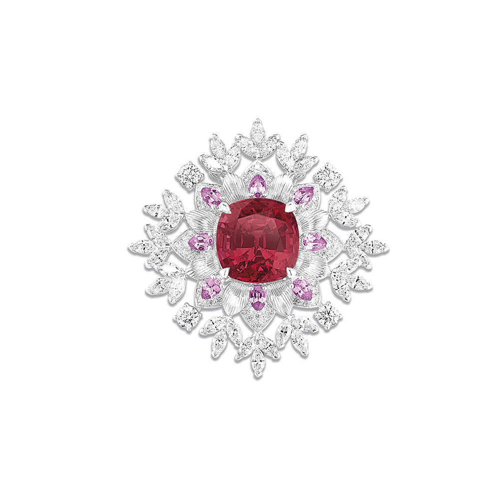 PIAGET Wings of Light系列坦桑尼亞尖晶石頂級珠寶鳳梨花鑽石項鍊，建議售價NT21800000 G37Q9101 轉換式珠寶 胸針