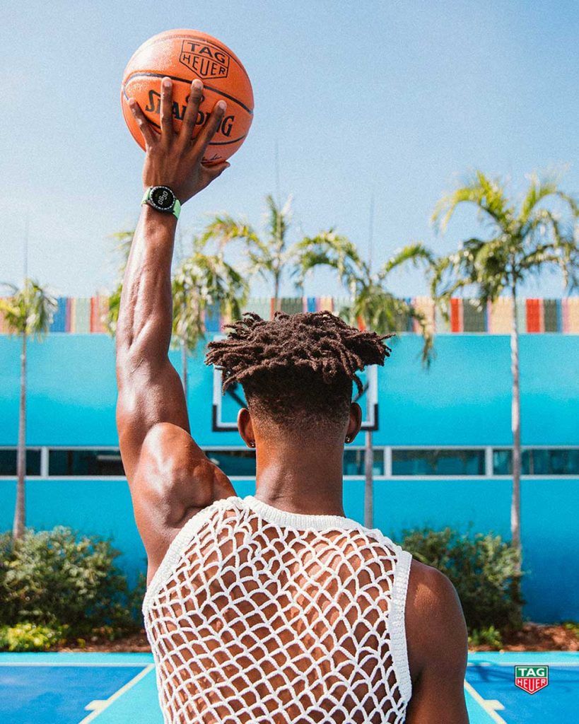 TAG Heuer泰格豪雅新品牌大使吉米·巴特勒（Jimmy Butler）配戴智能腕錶 參考編號SBG8A80.BT6221 建議售價NT77400 搭配青檸綠橡膠錶帶 參考編號BT6223 建議售價NT5040 形象圖4