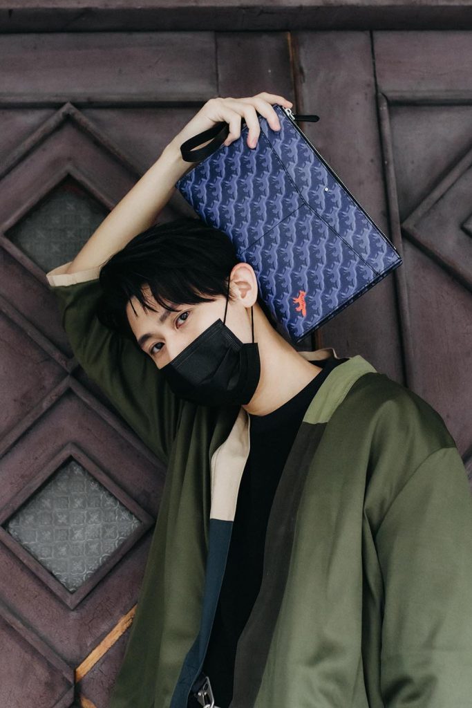 03.李玉璽配戴Montblanc x Kitsune小狐狸聯名系列手拿包