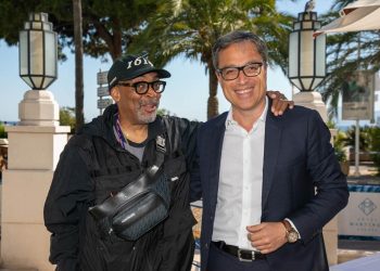 11 20210705萬寶龍品牌大使Spike Lee與品牌CEO Nicolas Baretzki於坎城相見歡，配戴M Gram 4810系列腰包