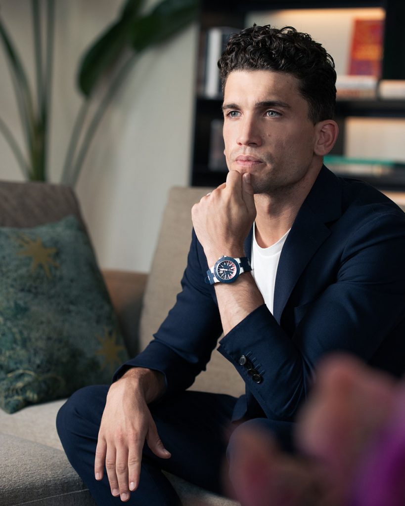 西班牙男星 Jaime Lorente 配戴 BVLGARI Aluminium GMT 腕錶 1 credit Gabriel De La Chapelle