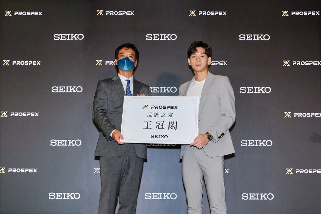 Seiko Prospex品牌之友 王冠閎有別以往運動造型，以一身帥氣西裝出席活動，並配戴品牌最新台灣太魯閣峽谷限定款 SRPH39K1。