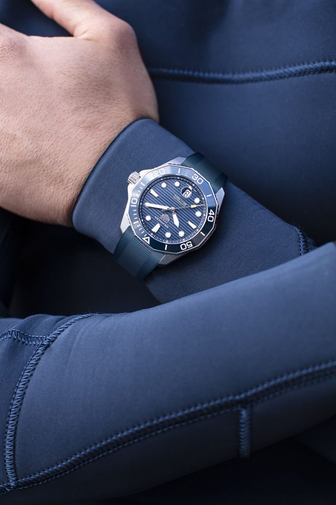 TAG Heuer泰格豪雅 Aquaracer Professional 300米藍面膠帶款43毫米錶徑 Calibre 5自動機芯 參考編號WBP201B.FT6198 建議售價NT89200 1