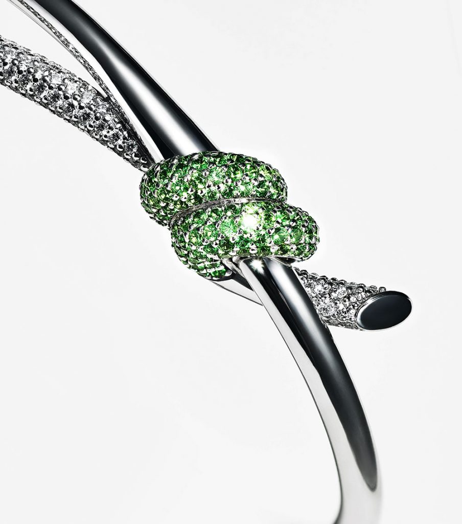 Tiffany攜手藝術家Daniel Arsham改造標誌性夢幻藍盒 限量雕塑作品於全球發布 Tiffany Knot x Arsham Studio 18K白金手環 4