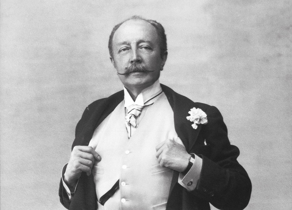 Boniface de Castellane 侯爵，也被昵称为Boni，是美好时代社交界的风雅之士，他佩戴一枚由朋友路易•卡地亚赠予的方形腕表%E3%80%821918年%E3%80%82