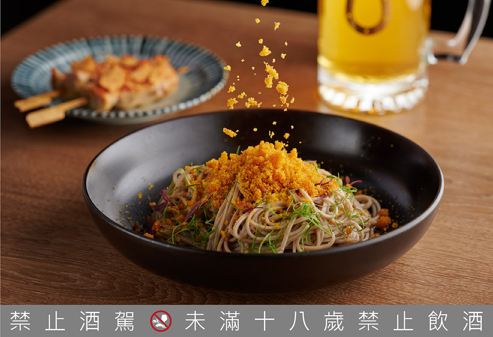 「柏克金燒肉串燒吧」餐點介紹：烏魚子蕎麥麵使用台灣在地食材，在清爽的蕎麥麵上灑上每日現磨的金黃色烏魚子粉末，上桌就能聞到烏魚子的鹹香滋味！ 售價300元