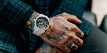 刺青藝術家Josh Lin配戴王者系列MCF礦物複合纖維鏤空自動上鍊腕錶 2