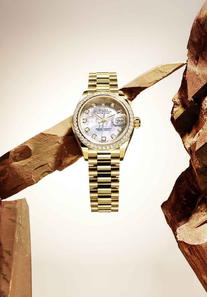 Lady Datejust 18K黃金款，搭配鑲46顆圓形鑽石外圈，以及鑲10顆鑽石白色珍珠母錶面©RolexUlysse Frechelin