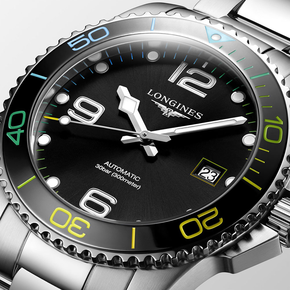 Longines 浪琴表 HydroConquest 深海征服者系列大英國協運動會紀念腕錶的黑色陶瓷錶圈，以及黑色陽光放射紋錶盤的分鐘刻度，展示該盛會的生動色彩元素