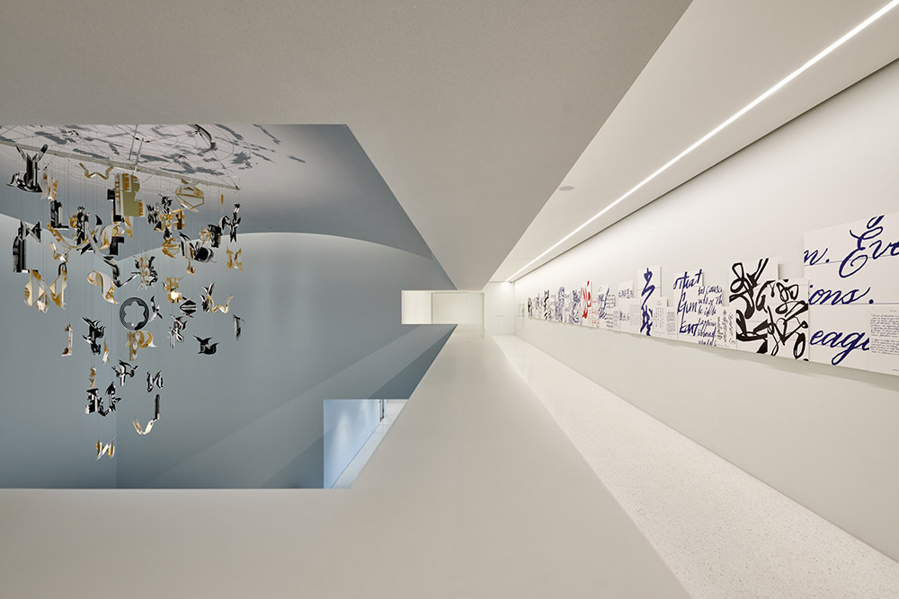 Montblanc Haus展館穹頂下方，展示巴黎藝術家Studio Marianne Guely作品