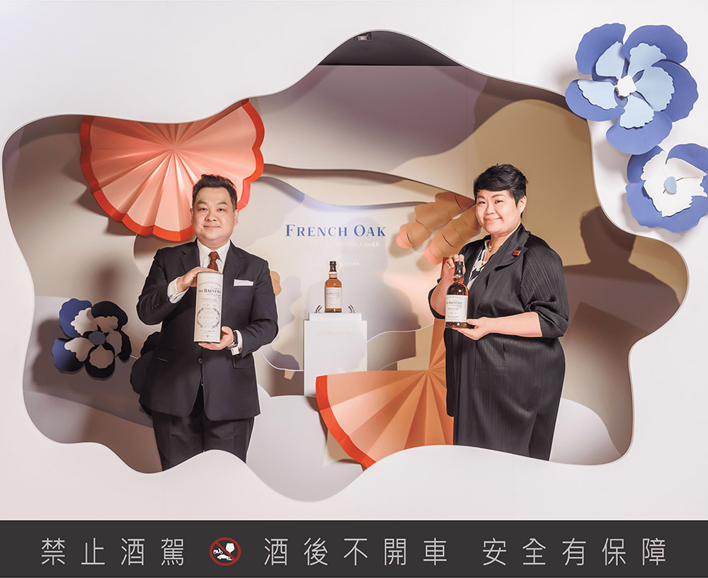 附圖4：台灣格蘭父子行銷總監陳瀅如右與百富品牌大使沈宇軒左一同宣布「百富16年法國皮諾甜酒桶單一麥芽威士忌」正式登台上市