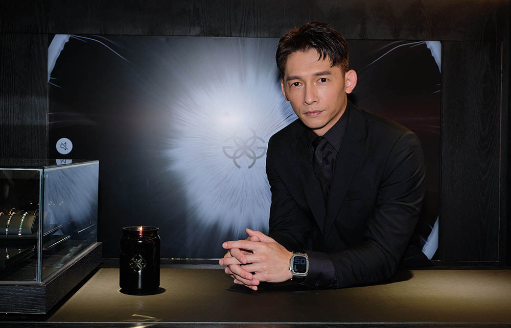 紳士型男 温昇豪以一身帥氣全黑造型出席Golden Concept 全球首間概念店開幕記者會。