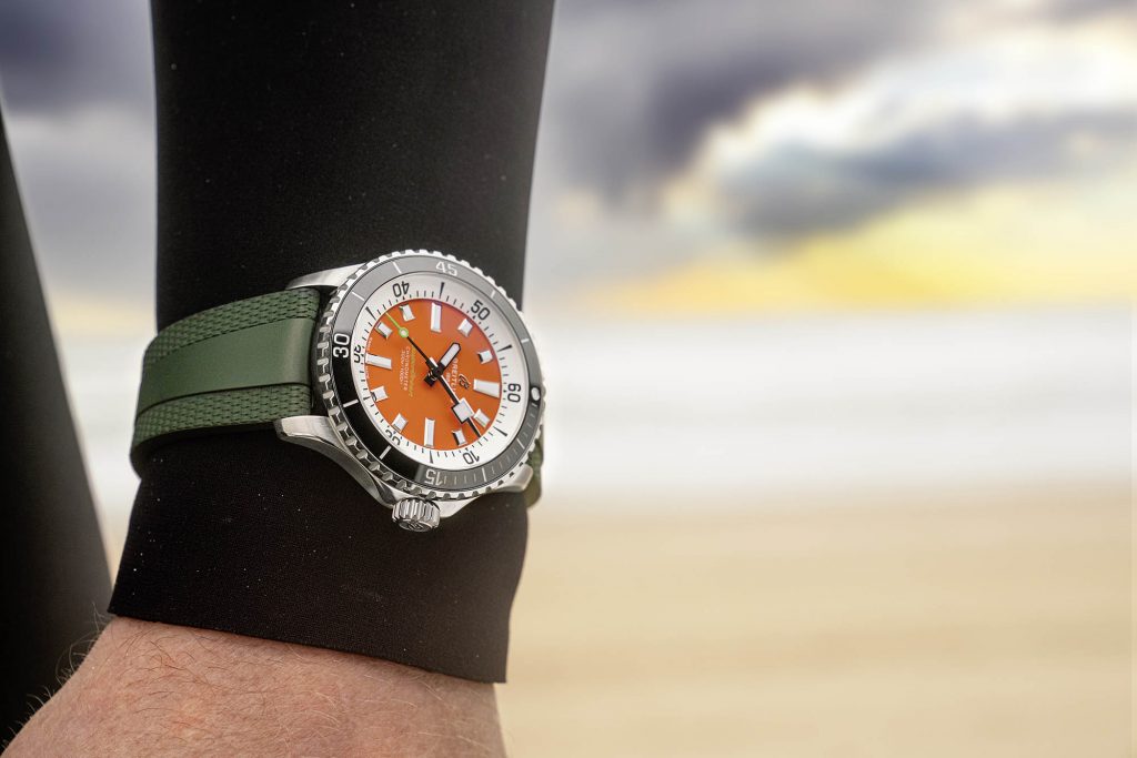 BREITLING Superocean百年靈超級海洋42毫米自動腕錶，Kelly Slater限量版 佩戴圖02