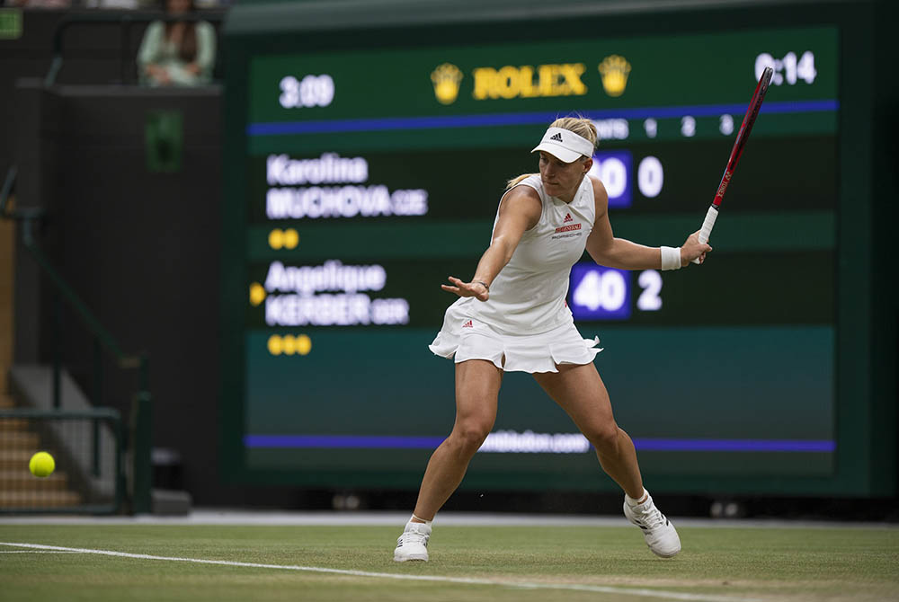 勞力士代言人暨2018年溫布頓女單冠軍安赫利奎．柯貝（Angelique Kerber）於2021年溫布頓錦標賽冠軍賽中以正手拍擊球©Rolex Jon Buckle