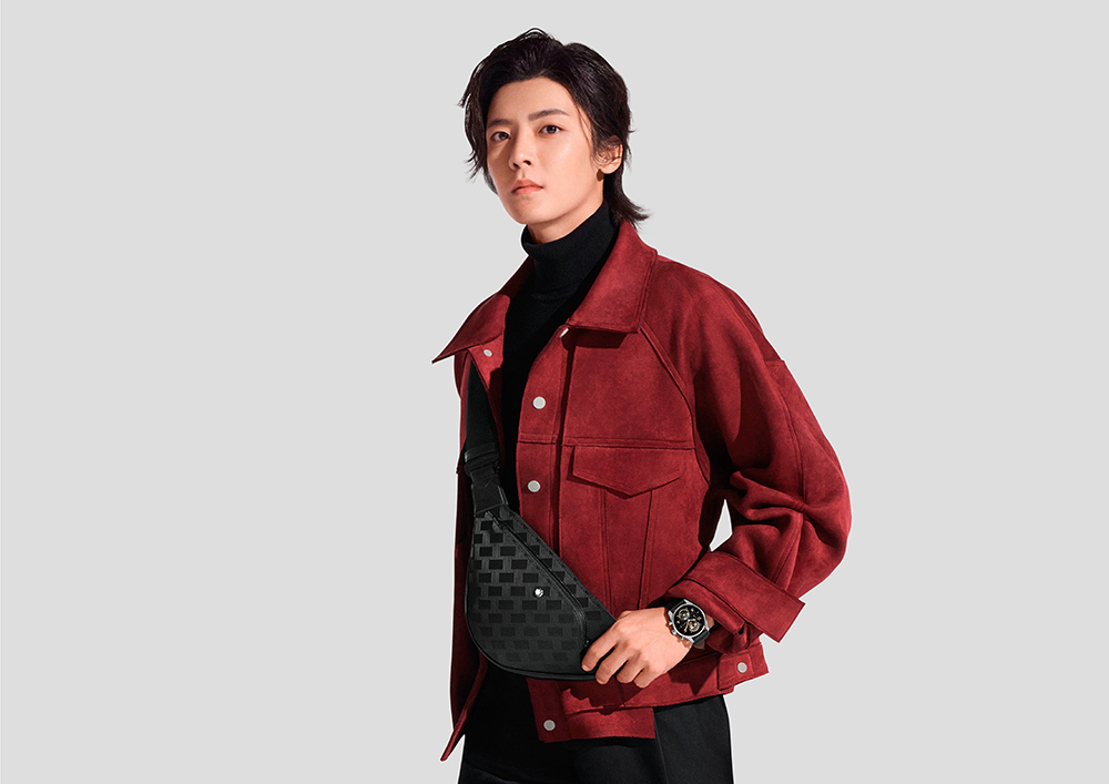 05.萬寶龍品牌大使侯明昊，配戴Summit 3系列智能腕錶及風尚3.0系列胸包