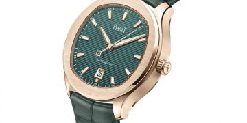 A man’s model with a strong character, this self-winding watch has a casual elegance that is ideal for every occasion. Housed in a case-middle combining round and cushion-shaped forms in the purest Piaget aesthetic tradition, the green-coloured horizontal guilloché dial, divided up by luminescent applied hour-markers, displays hours, minutes and seconds, and the date at 6 o’clock. The 42 mm-diameter gold case, water-resistant to 10 ATM, displays an elegant interplay of alternating polished and satin-brushed finishes. Its sapphire crystal case back reveals the refined finishings of the Piaget 1110P Manufacture self-winding movement and its slate grey coloured oscillating weight, engraved with the Piaget coat-of-arms. As the ultimate aesthetic detail, the trotteuse hand is decorated with an openworked letter “P”, the symbol of the famous Swiss watchmaker.