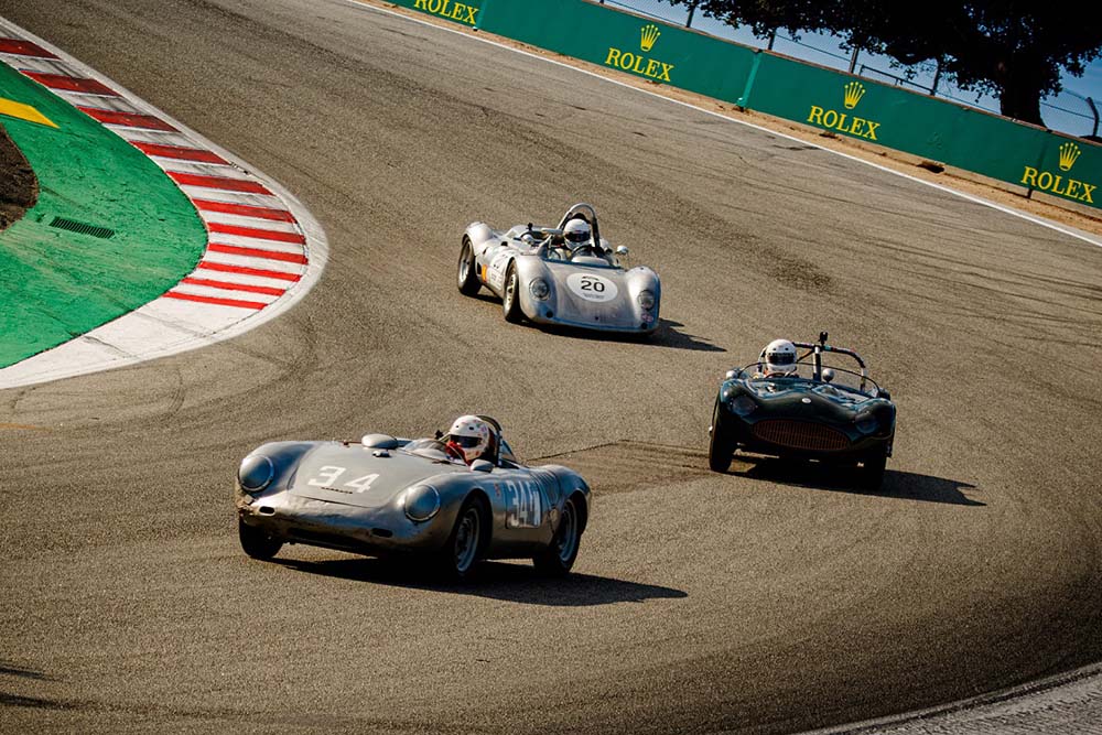 2021年勞力士老爺車大賽（Rolex Monterey Motorsports Reunio），賽車駛過螺旋式（Corkscrew）傾斜路段©Rolex Stephan Cooper