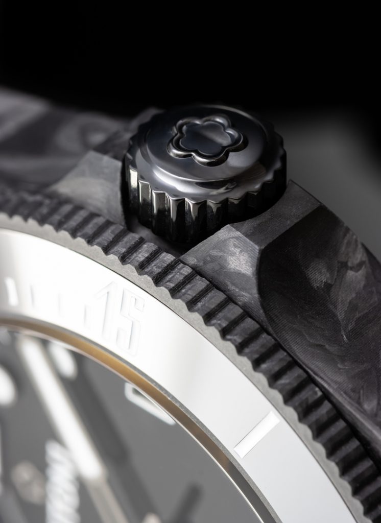 TITONI Seascoper CarbonTech鍛造碳纖維側面，使錶達到更輕盈的手感