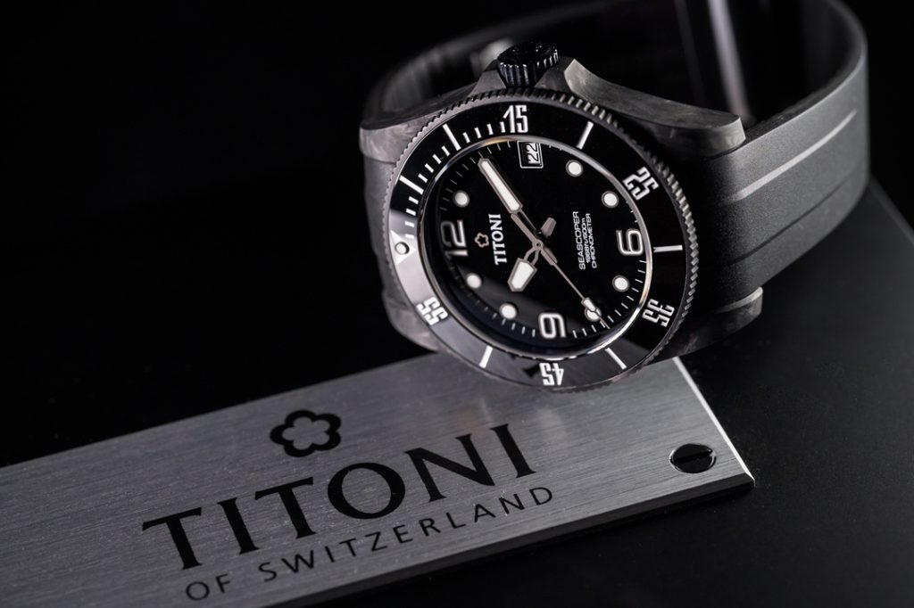 全新TITONI 海洋探索系列專用木盒，頂部鑲有品牌金屬質感標籤