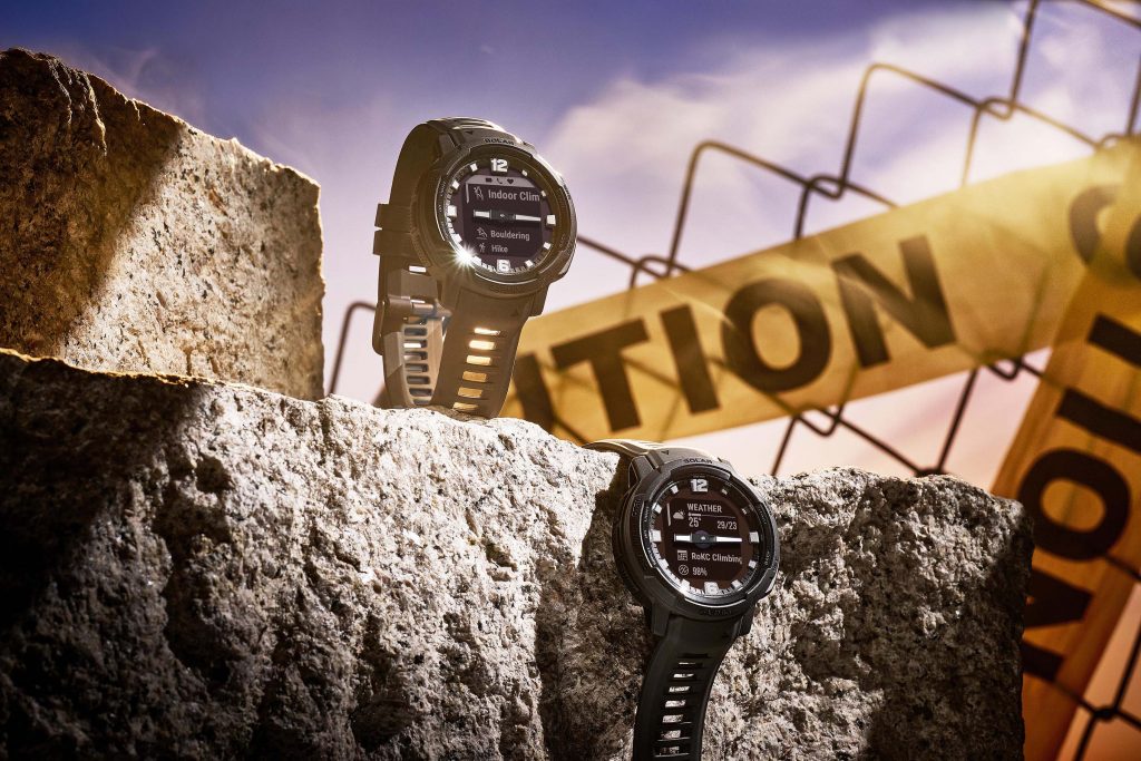 為滿足軍事迷需求，Garmin Instinct Crossover 系列亦推出「太陽能軍事戰術版」，內建夜視模式、潛行模式及一鍵即焚功能