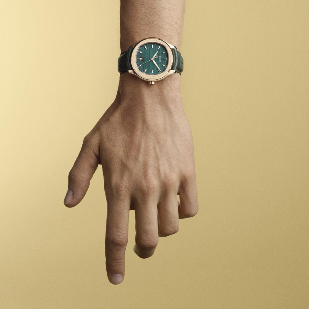 PIAGET Polo系列18K玫瑰金孔雀綠日期顯示自動上鍊腕錶，建議售價NT930000 G0A47010 情境圖2
