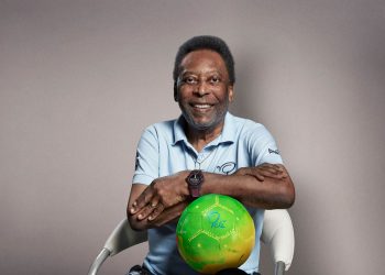 比利配戴Big Bang e 2022 FIFA 世足賽官方腕錶與他親自設計的紀念球 1