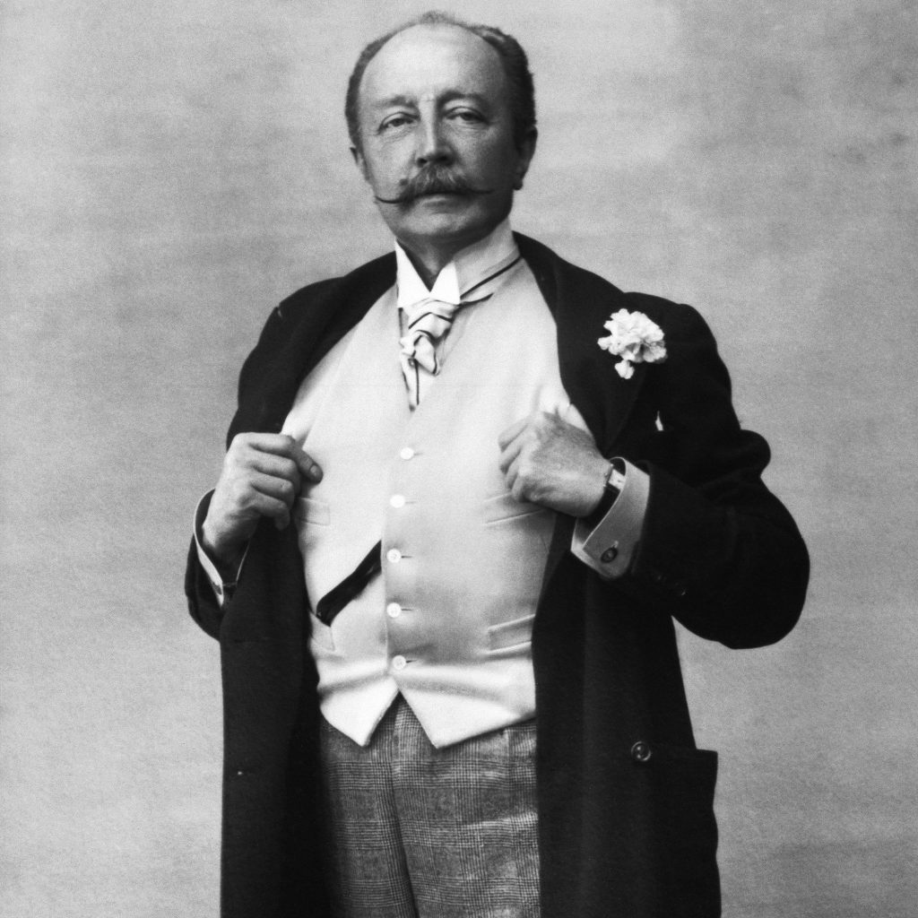 Boniface de Castellane 侯爵，也被昵称为Boni，是美好时代社交界的风雅之士，他佩戴一枚由朋友路易•卡地亚赠予的方形腕表。1918年。