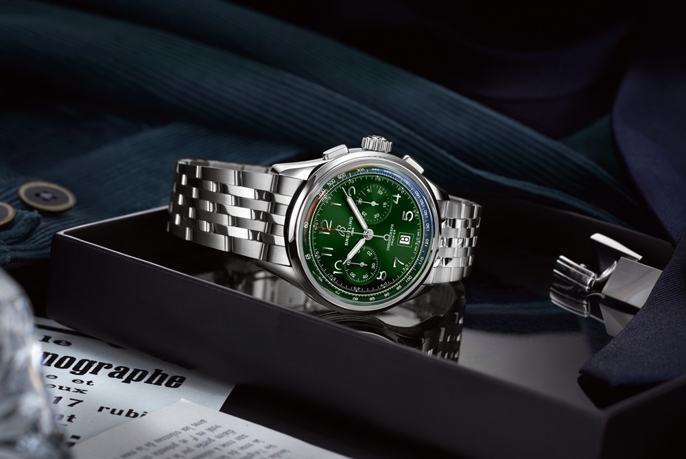 BREITLING Premier B01 Chronograph 42計時腕錶，綠色錶盤搭配精鋼鏈帶 情境圖