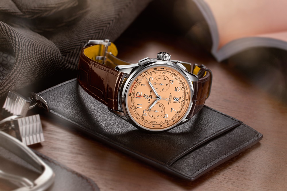 BREITLING Premier B01 Chronograph 42計時腕錶，鮭魚色錶盤搭配棕色鱷魚皮錶帶 情境圖