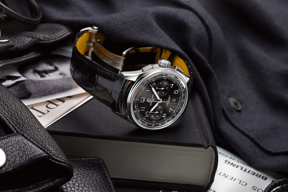 BREITLING Premier B01 Chronograph 42計時腕錶，黑色錶盤搭配黑色鱷魚皮錶帶 情境圖