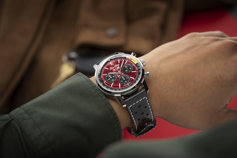 BREITLING Top Time B01 Chevrolet Corvette計時腕錶，黑色小牛皮錶帶 佩戴情境圖