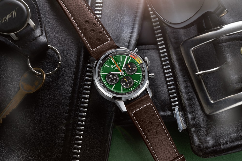 BREITLING Top Time B01 Ford Mustang計時腕錶，棕色小牛皮錶帶 情境圖