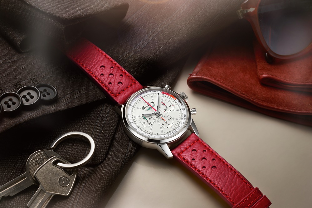 BREITLING Top Time B01 Ford Thunderbird計時腕錶，紅色小牛皮錶帶 情境圖
