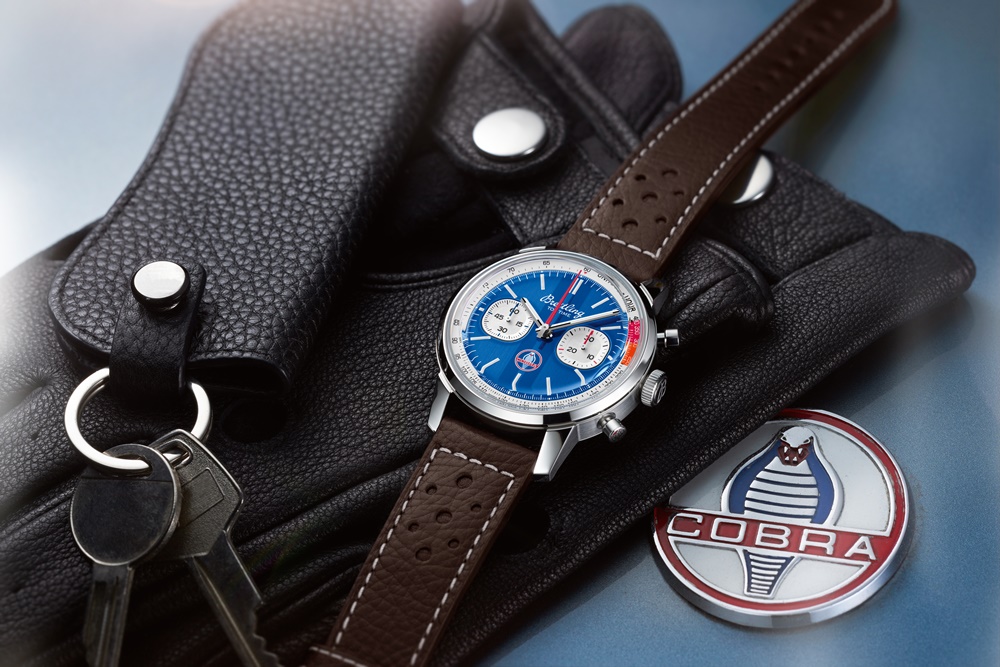 BREITLING Top Time B01 Shelby Cobra計時腕錶，棕色小牛皮錶帶 情境圖