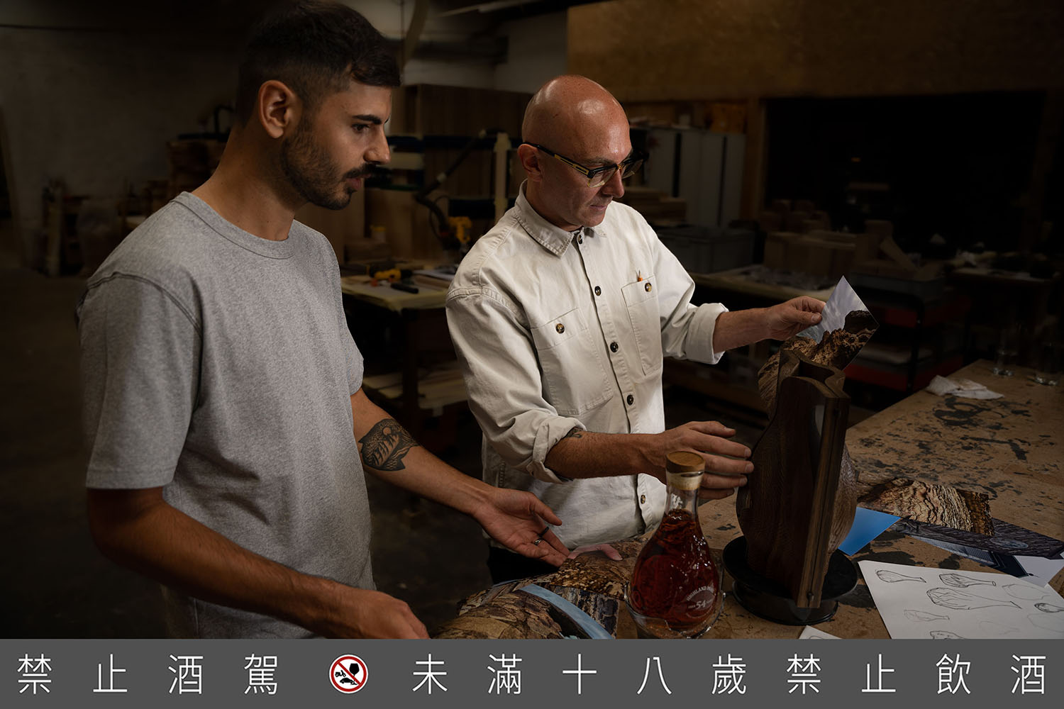 【新聞圖片08】高原騎士酒廠與木匠大師John Galvin、玻璃藝術大師Michael Rudak攜手合作，以Yesnaby懸崖做為創作養分設計出巧奪天工的驚艷包裝，讚嘆大自然的宏偉面貌及變化多端的砂岩輪廓。
