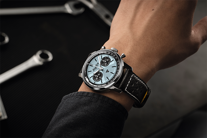 BREITLING Top Time B01 Triumph計時腕錶，黑色皮帶款情境圖。 1