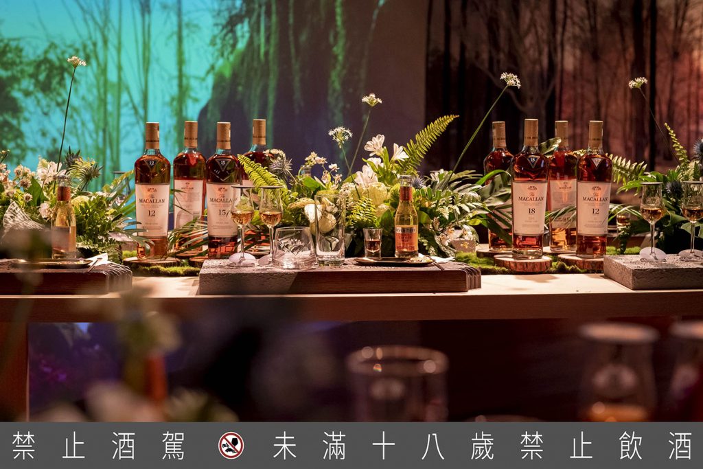 【新聞圖片5】麥卡倫「雙雪莉桶 12 年」，與酸甜果乾相互搭配，調配出專屬調酒，以致敬百花齊放的春季。