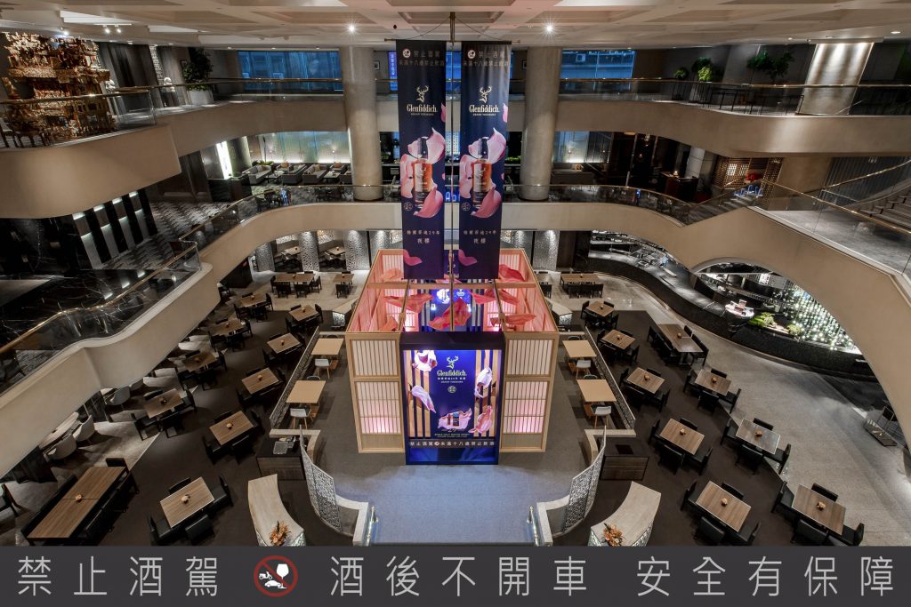 附圖3：格蘭菲迪於台北晶華酒店打造奢華系列快閃店，以氣派的木造建築，傳遞新品格蘭菲迪29年夜櫻的絕美日式氛圍 1