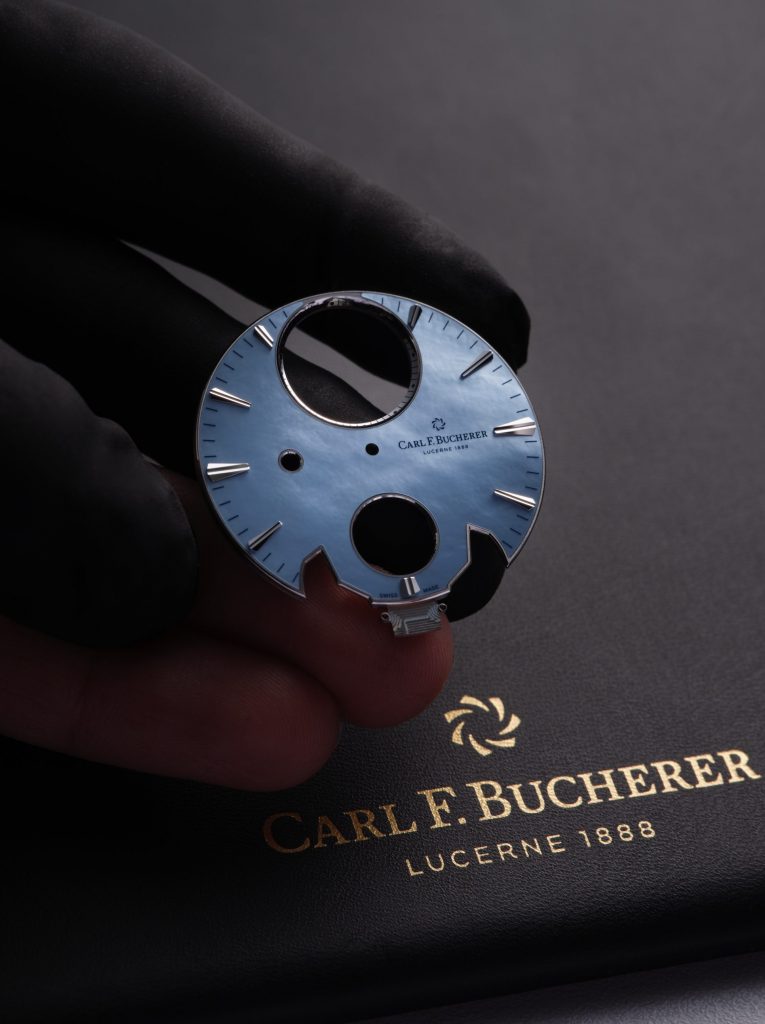 馬利龍三問腕表135周年紀念版Manero Minute Repeater Anniversary錶圈鑲嵌冰藍色藍寶石，錶盤覆以淺藍色珍珠貝母