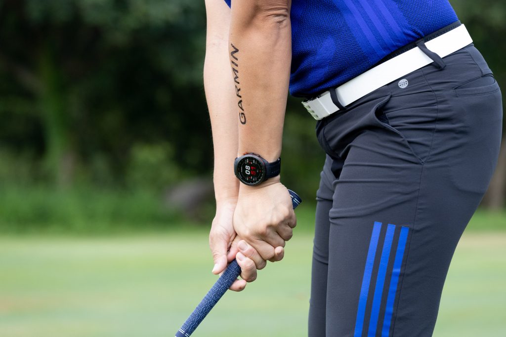 搭載亮眼AMOLED高畫質觸控螢幕，Garmin Approach S70清晰顯示、輕鬆掌握地形