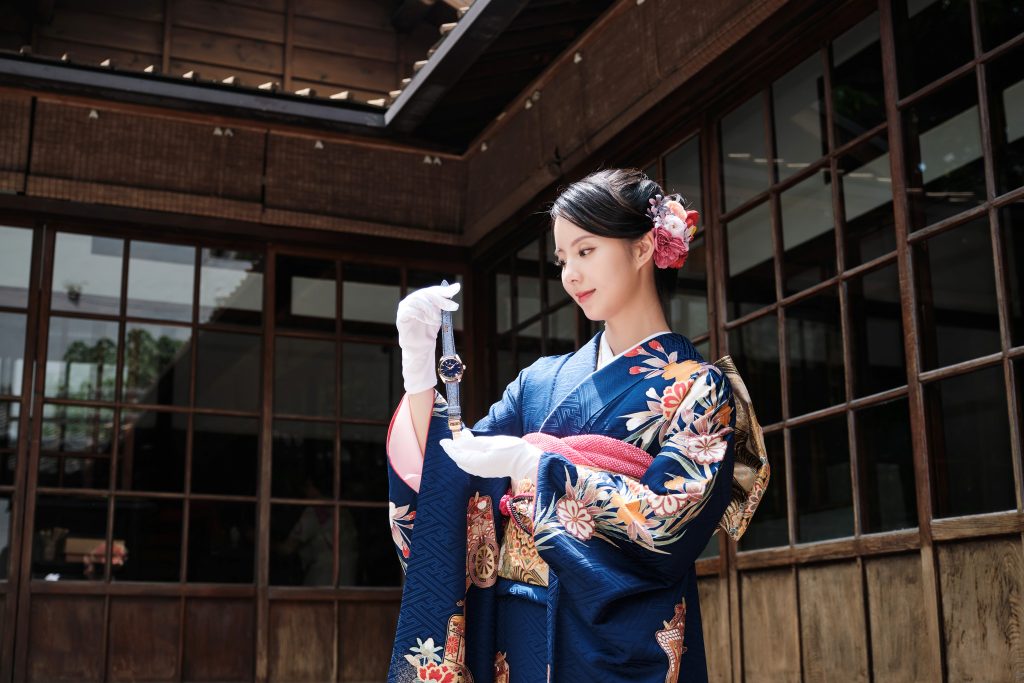 模特兒以一身深藍和服演繹全新聯名錶款，與藍金色腕錶配色相得益彰。 2