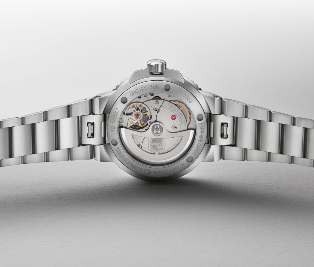 11Oris4 Aquis Cal. 400日期腕錶，可透視自製機芯底蓋