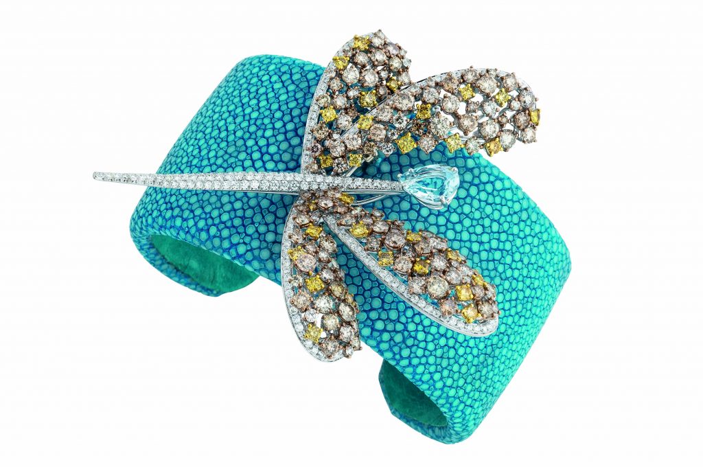 DAMIANI Animalia時尚動物園系列藍色珍珠魚皮蜻蜓手鐲，建議售價1780000元