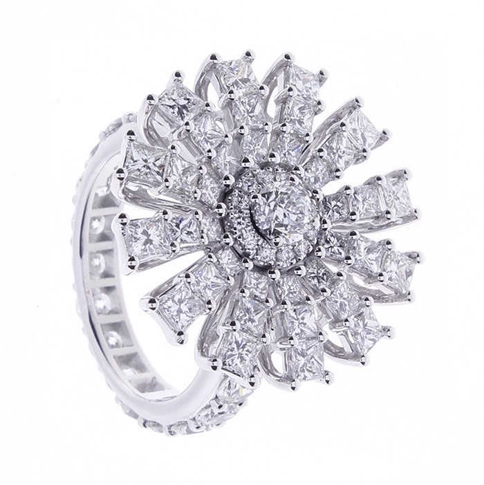 DAMIANI Masterpiece Margherita高級訂製珠寶18K白金雛菊鑽戒，建議售價1039000元。