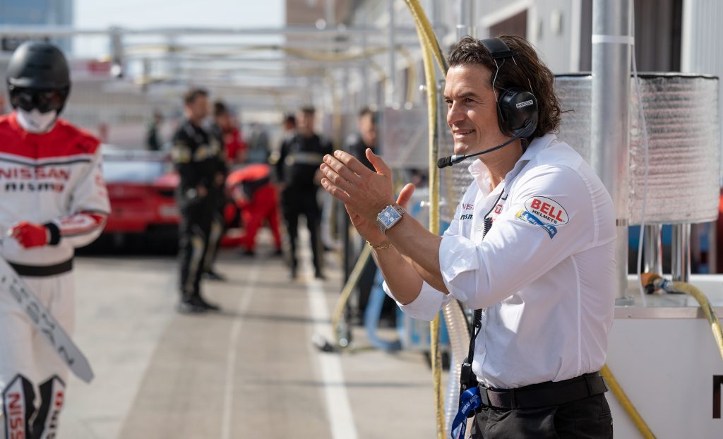 電影中奧蘭多布魯 Orlando Bloom 佩戴TAG Heuer Monaco計時腕錶（索尼影業提供）