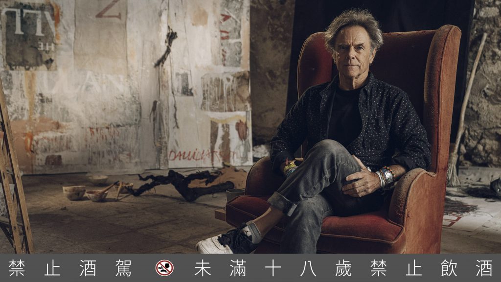 【新聞圖片】平面設計師David Carson為臻彩系列展開一場視覺饗宴，其大膽的拼貼設計為臻彩系列每一年份酒款創造獨一無二的藝術原創作品。