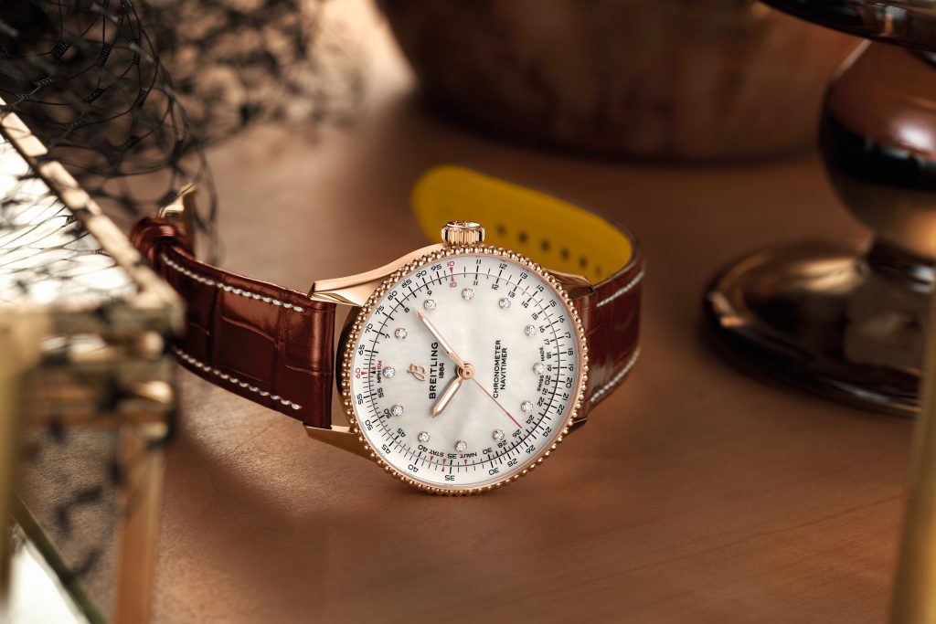 百年靈Navitimer 36自動航空腕錶，18K紅金材質搭配棕色鱷魚皮錶帶 情境圖