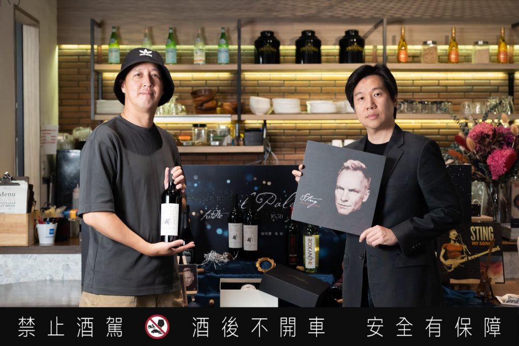 3.浩詠國際總經理高浩涵（右）與環球音樂西洋部總監楊智偉（左）歡慶兩支珍貴佳釀 Roxanne、Sacred Love 來台 。