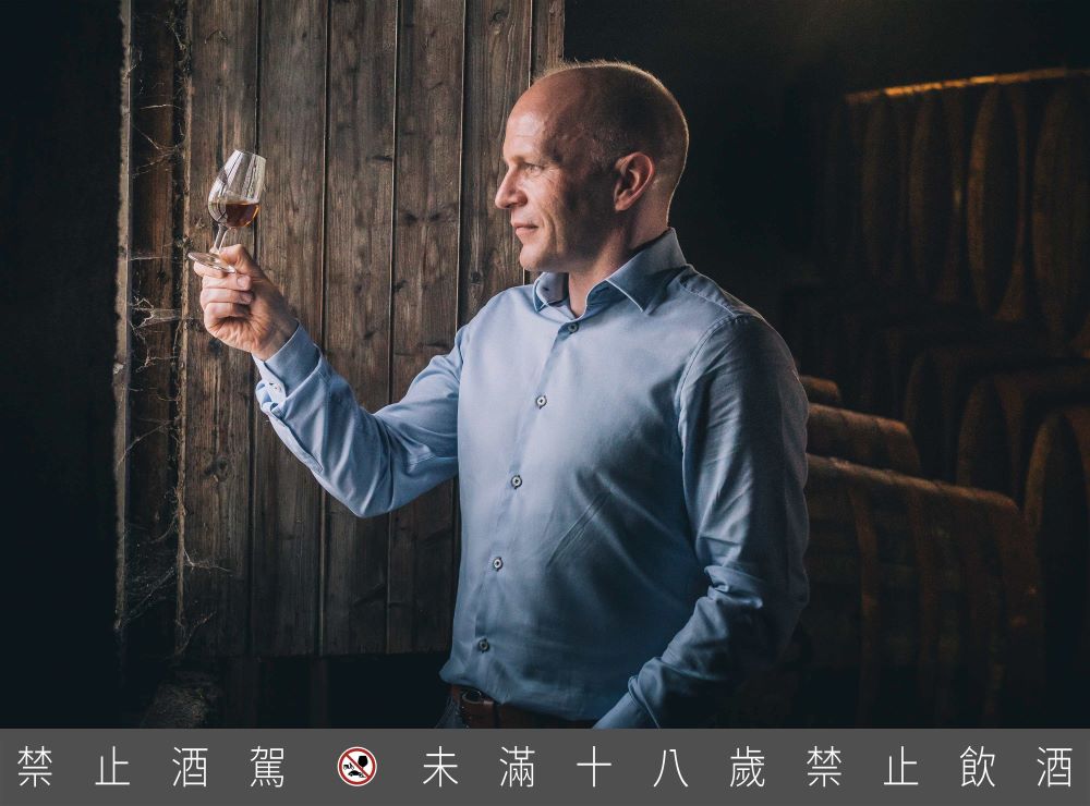 【新聞圖片2】麥卡倫釀酒師Steven Bremner不但延續麥卡倫無與倫比的釀酒工藝，並以大自然為靈感，開啟Harmony 系列風味全新篇章