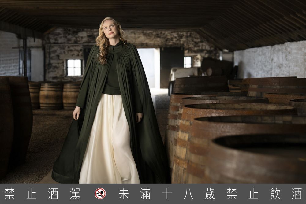 【新聞圖片4】Gwendoline Christie走進擁有225年歷史的高原騎士釀酒廠幕後，參觀最優質的雪莉橡木桶